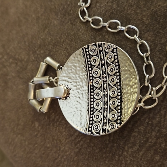 PREMIER DESIGNS New Seasons Reversible Abstract Circle Pendant Jewelry Set - Picture 6 of 9